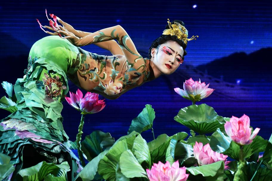 Magie ed effetti speciali nella Giornata nazionale della Cina, nel corso della quale si sono svolti meravigliosi spettacoli di danza e musica (Fotogramma)